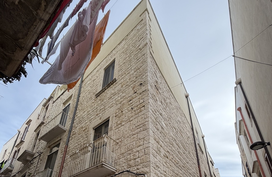 Edificio renovado en el centro histórico de Molfetta — 16