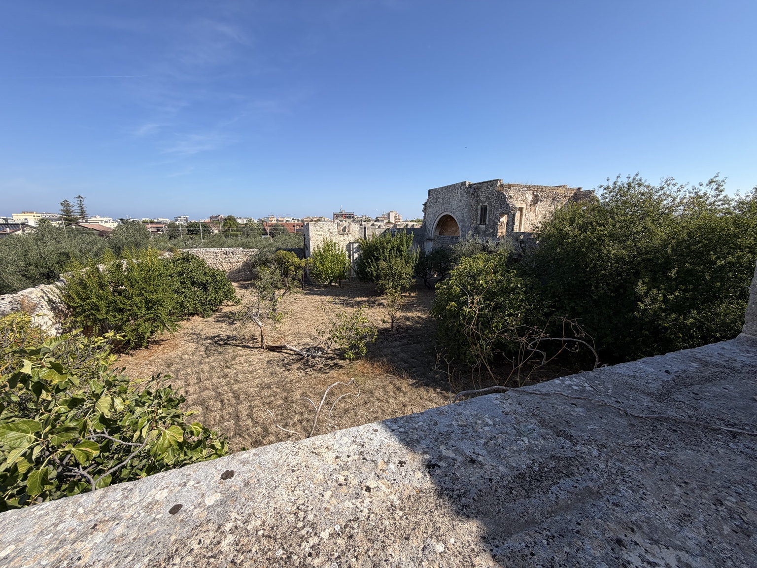Tidligere kloster fra 1300-tallet med hager og terrasser i Giovinazzo — 2